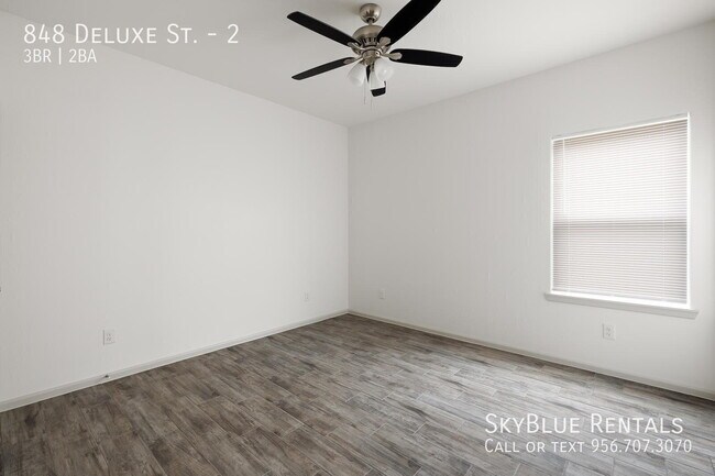 Building Photo - 848 Deluxe St