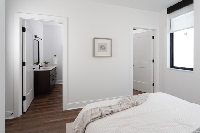 Building Photo - 600 E Henry Clay St