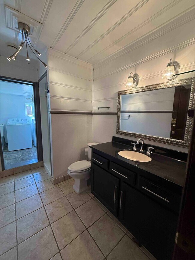 Building Photo - Charming Land Park 2 Bedroom