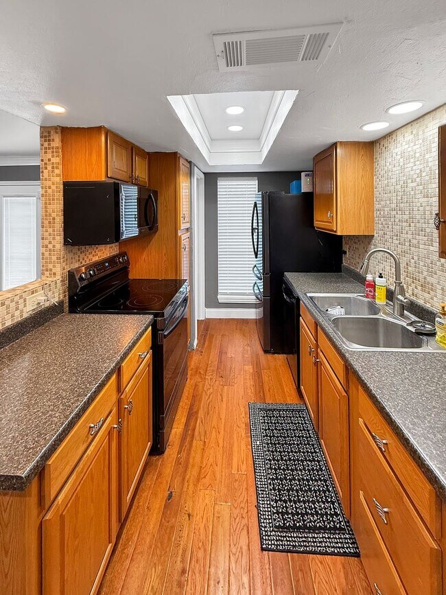 Building Photo - Your Contemporary Retreat in Garland, TX