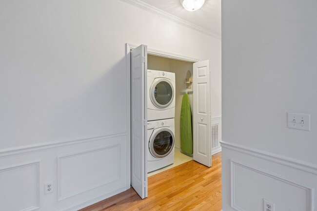 Building Photo - End Unit Townhome - 4 Bedrooms with First ...