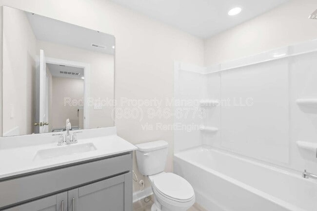 Building Photo - 6105 Starview Ter
