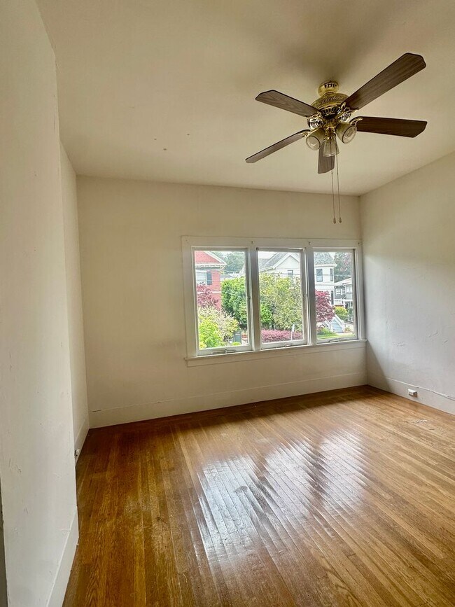 Building Photo - 6bedroom house full of charm steps from UC Berkeley!