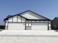 Building Photo - 5154 N. Cypress st.