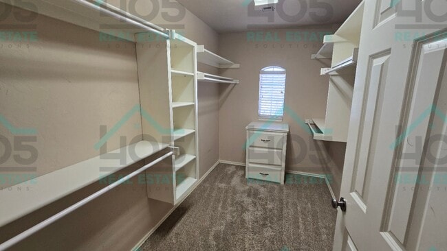 Building Photo - Lovley 4 Bedroom Plus an Office