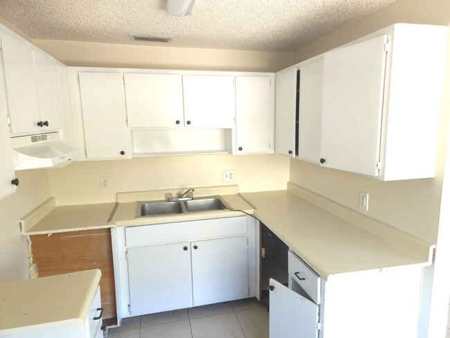 Building Photo - 2Bed 2Bath Condo Lake worth