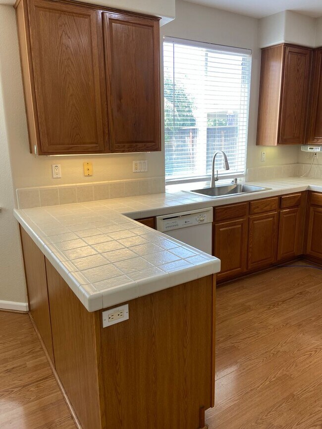 Building Photo - Spacious 4Bdrm, 2.5 bath off Sheldon & Hwy 99