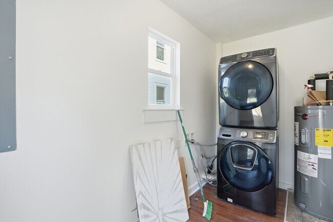 Building Photo - Beautiful Victorian Home for Lease in the Heart of Savannah