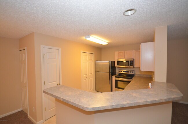 Building Photo - 13715 Richmond Park Dr N