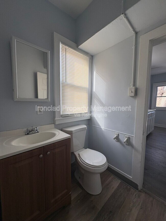 Building Photo - 206 Main St