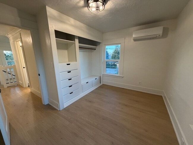 Building Photo - WAL2 - FULLY renovated 3 bed 1.5 bath on OAKWAY!