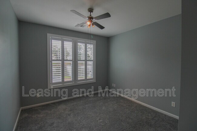 Building Photo - 130 River Landing Dr