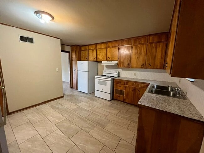 Building Photo - Duplex close to downtown Springdale, walking distance to fast food and medical