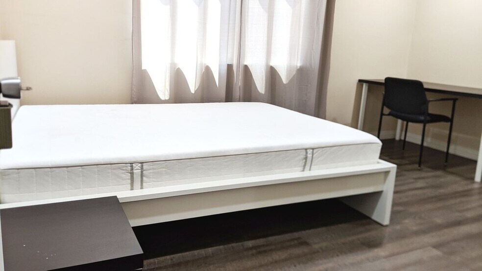 Building Photo - 1299 W 37th Dr