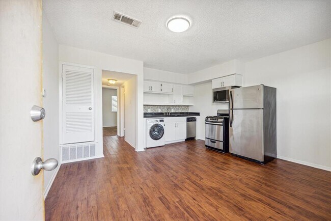 Primary Photo - 2401 Manor Rd