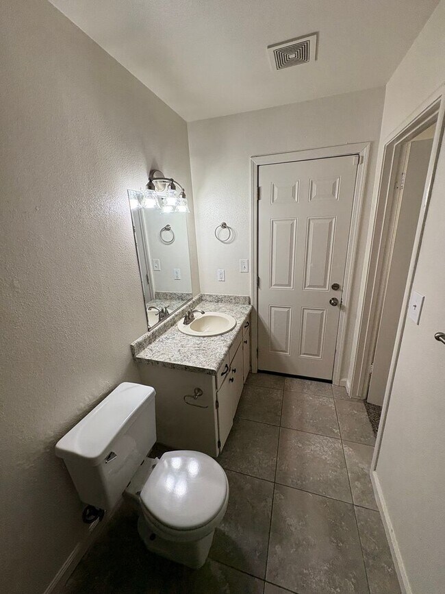 Building Photo - Spacious Home Available Now!