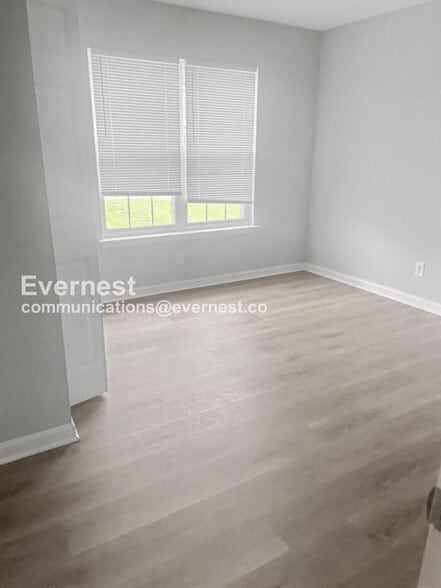 Building Photo - 3221 Lasalle St