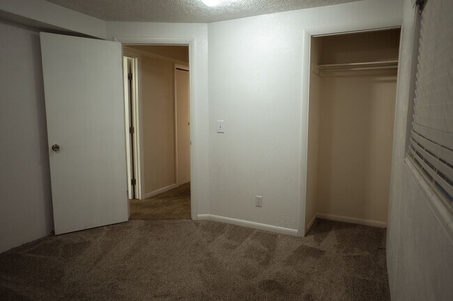 Building Photo - Gorgeous Family Home on Cul-de-Sac