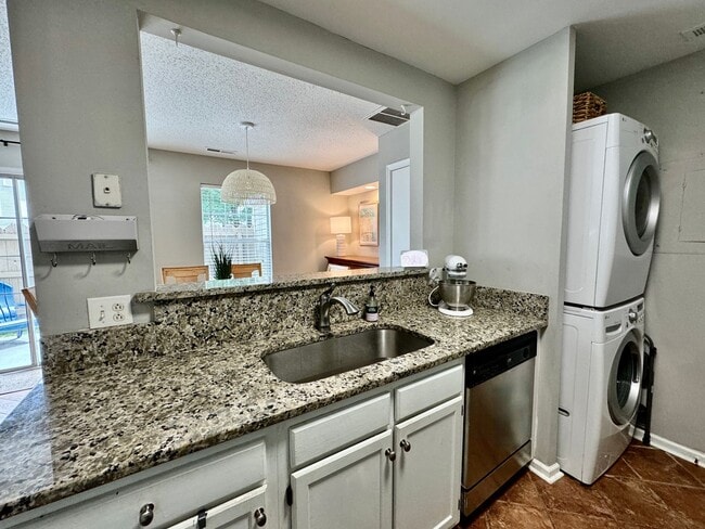 Building Photo - 2-Bedroom Condo Ready 08-01-24! Community ...