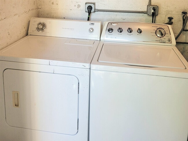 Building Photo - 4870 NE 16th Ave