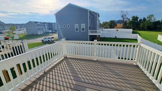 Building Photo - 3 Bed / 2-1/2 Bath Single Family Townhome ...