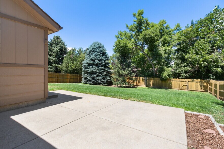 6' privacy fence, big patio. - 1956 Promenade Way