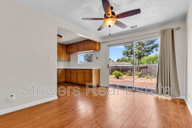 Building Photo - 275 Cameo Dr
