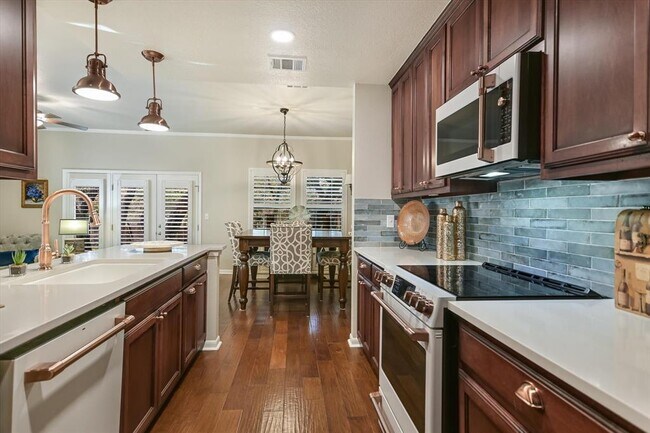 Building Photo - 2201 Lakeway Blvd