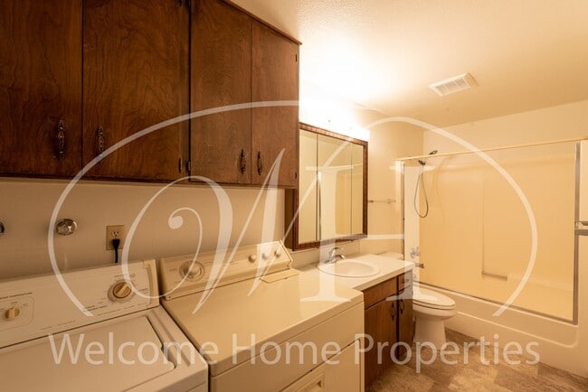 Building Photo - Great 2 Bedroom Condo with Storage and Out...