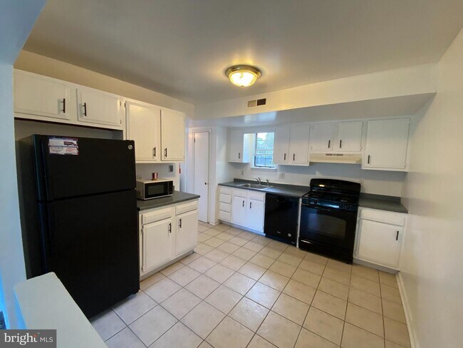 Building Photo - 566 Pleasant Dr