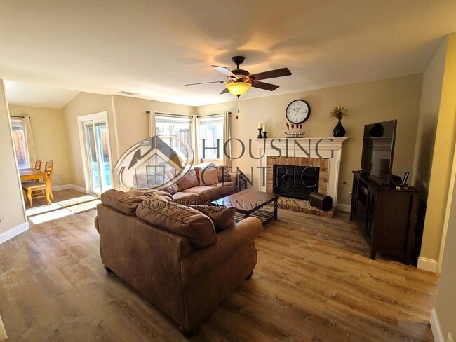 Building Photo - Executive Folsom Rental EXCELLENT Location and a POOL!