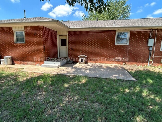 Building Photo - 204 Wolf Ln