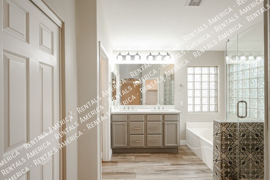 Building Photo - 2305 E Cherry Hills Pl