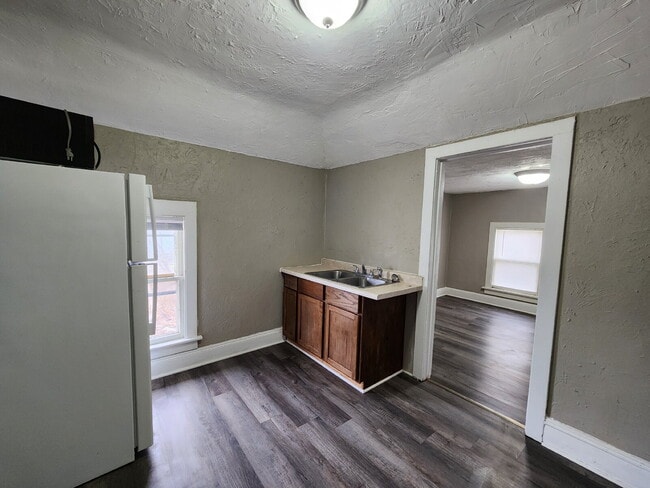 Building Photo - 226 Center St