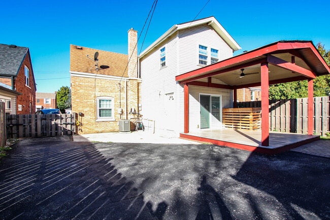 Building Photo - 5815 N Canfield Ave