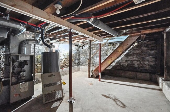 Building Photo - Newly Renovated, Large Home in Dayton!!
