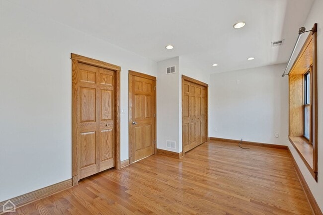 Building Photo - 4544 N Western Ave