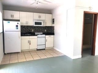 Building Photo - 3200 NE 5th Ct