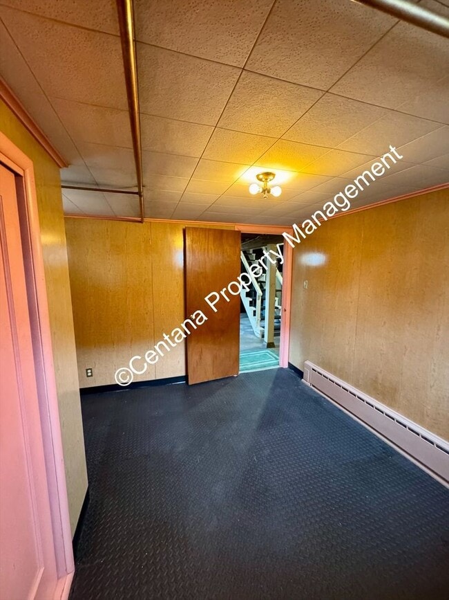 Building Photo - 2 Bedroom one Bath with large Yard located on the flats.