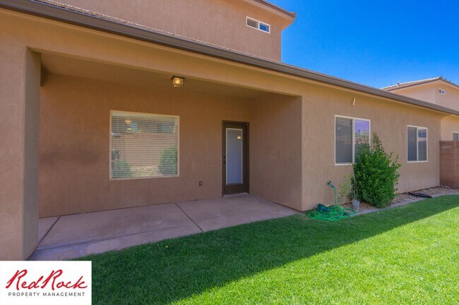 Building Photo - Dog Friendly, Pleasant 4 Bedroom, 2.5 Bathroom Townhome