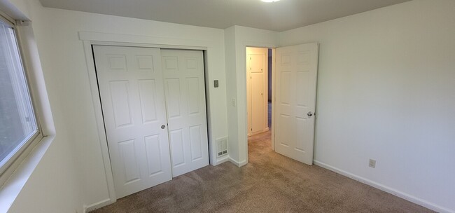 Building Photo - Lynhaven Apartments