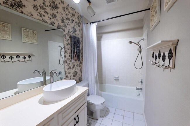 Building Photo - 300 Las Plumas Dr
