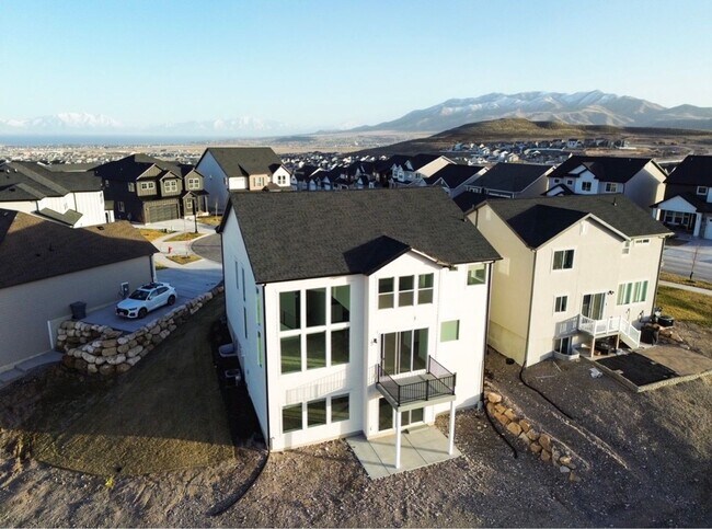 Building Photo - Spacious Family Home with Modern Upgrades