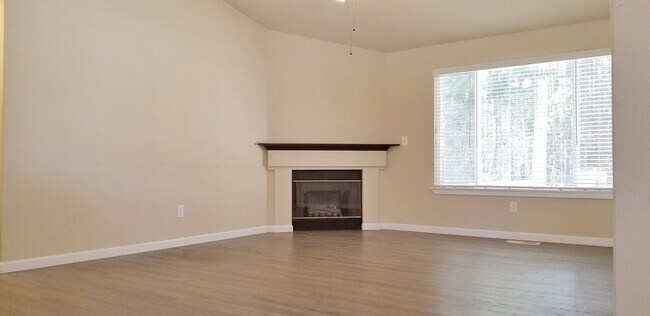 Building Photo - 4 bedroom plus den, living room and family room. North Thurston School Disctrict.