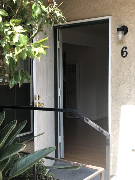 Building Photo - 410 S Sierra Madre Blvd