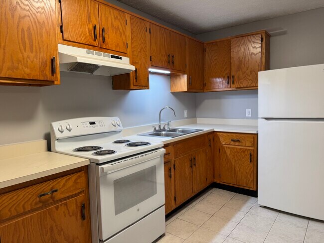 Building Photo - 57 S Main St Apt 2