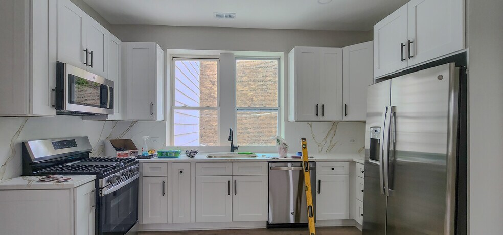 Building Photo - 2552 S Central Park Ave