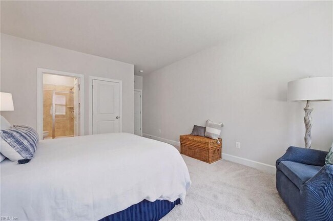 Building Photo - Executive Luxury Living at Colonial Heritage