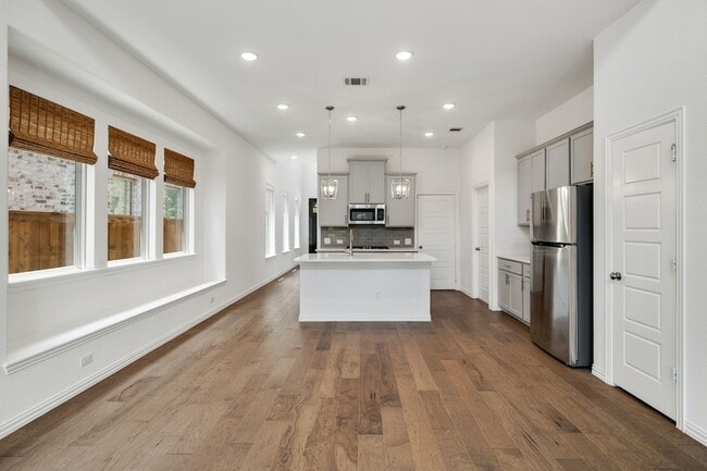 Building Photo - 3100 Greenbriar Dr