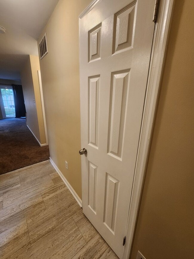 Building Photo - Patriot's Ridge 2 Bd / 1.5 Bth Condo in Ce...
